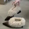 Zapatos peludos de moda estilo europeo para mujer, diseño retro de nicho 2025 invierno, punta fina, tacón grueso, planos forrados de felpa
