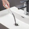 Una herramienta imprescindible para destapar desagües: limpia el pelo de la cocina, los desagües del baño y los lavabos, previniendo obstrucciones. Un palo limpiador de desagües y un desatascador de tuberías