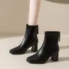 Botas femininas de tornozelo com bico quadrado e salto grosso, nova coleção outono/inverno 2026, couro macio, zíper traseiro, elástico, ajuste slim, salto alto marrom retrô