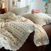 Nuevo Juego de Cuatro Piezas de Algodón Waffle con Bordado de Encaje de Rosa, Fresco Juego de Ropa de Cama Floral para Dos Personas