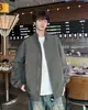 Chaqueta de Entrenador Resistente al Agua, al Viento y a la Suciedad de Cuello Alto para Hombre Otoño/Invierno 2025, Estilo Americano, Abrigo Corto, Gama Alta, Cortavientos de Hombro Recto