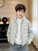 Jaqueta de Inverno com Penas para Meninos 2026 Novo Estilo Quente de Inverno Gola Alta Leve Roupa Externa Crianças Médias e Grandes Casual Roupas Infantis Tendência