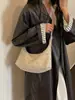 Bolso de Hombro Bajo con Remaches Retro de Alta Gama Versátil para el Viaje Diario Gran Capacidad Bolso Dumpling Nuevo para Mujer Otoño/Invierno Bolso de Hombro Único