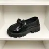 Zapatos de verano nuevos para mujer 2026, de PU, tamaño mediano y grande, estilo europeo y americano, cruzados, de punta redonda, sin cordones, de un solo color.
