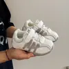 Zapatillas para niño 2026 primavera nuevo malla plateada transpirable velcro suela blanda antideslizante ligero versátil casual
