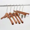 Perchas de Madera de Alta Gama en Colores Vintage, Perchas de Madera de Hombro Ancho que No Marcan para Tiendas de Ropa de Lujo, Perchas para Pantalones Populares de Madera de Nogal