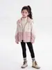 Chaqueta softshell suave con capucha para niñas, nuevo estilo 2026, cortavientos impermeable súper elegante para niños, abrigo de otoño con bloques de color para niñas