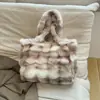 Bolsa de Pelúcia Outono e Inverno Peluda Feminina 2026 Nova Moda Versátil Grande Capacidade Ombro Axila Bolsa Tote