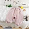 Calças Compridas para Meninos e Meninas Outono e Inverno 2025 Novo Elegante Infantil Forrado com Lã Cor Sólida Patch Urso Calças de Bebê Fofas Atacado