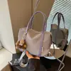 Bolsa de Ombro e Transversal Versátil Leve de Design de Nicho de Grande Capacidade, Moda Simples 2026 para o Trabalho