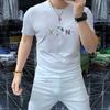 Camiseta de manga corta con cuello redondo para hombre, nueva camiseta de verano con letras de diamantes de imitación, ajustada, de media manga, cómoda y a la moda, 2024