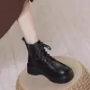 Botas estilo Martin de couro envernizado preto para mulheres, coleção outono/inverno 2026, com sola grossa, que aumentam a altura, doces e estilosas, versáteis e afuniladas no tornozelo