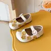 Sapatos de couro estilo francês 2026 primavera/outono novos versão coreana sapatos princesa florais baixos com solas macias para combinar com saias