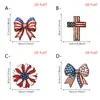 Día de la Independencia fondo azul americano con estrellas blancas y elementos de rayas rojas y blancas lazo decoración colgante de madera 2D para puerta, ventana y pared