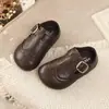 Zapatos de cuero tallado para niñas, colección otoño 2026, zapatos Mary Jane de tacón bajo estilo princesa, suela suave, zapatos de vestir de moda para niños, adecuados para niños pequeños y niños pequeños