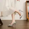 Sapatos de salto alto stiletto com bico fino, florais, com contas e renda francesa feita à mão para mulheres