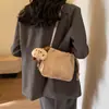 Bolso de diseño de nicho para mujer, nuevo bolso de mensajero plisado de alta calidad de moda 2023, bolso de hombro popular versátil para otoño e invierno.