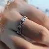 Bestseller de Xiaohongshu Anillo Cuadrado con Enredadera Envuelto Nueva Moda Lujo Ligero Anillo de Dedo Brillante con Diamantes Dropshipping