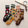 Otoño e Invierno nuevos calcetines calcetines de media caña para mujer estilo retro británico diamante gruesos cálidos algodón rizo calcetines mujer transfronterizos