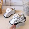 Zapatos deportivos plateados de dibujos animados para niñas, suela suave, modernos, buena opción para salidas diarias, zapatos casuales versátiles