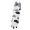 Calcetines de suelo para casa de felpa de coral con garra de gato de la suerte bordada de dibujos animados sin pelo, calcetines de dormir cálidos de medio terciopelo para otoño e invierno