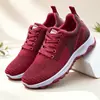 Sapatos de caminhada Primavera novos sapatos de viagem confortáveis de meia-idade e idosos Soft Sole tênis de corrida para idosos Casal Calçados Esportivos