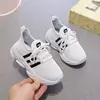 Nuevos zapatos deportivos para niños para primavera y otoño, con suelas suaves y engrosadas, transpirables y resistentes al desgaste, zapatos de coco para niños y niñas, zapatos de malla para niños mayores
