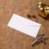 Envelope de papel kraft retrô estilo europeu com estampa de bolinhas, autoadesivo, em papel kraft branco, tamanho C6/5, para uso internacional.
