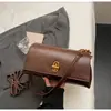 Bolso de hombro nuevo estilo europeo y americano con solapa, bolso cruzado con detalle de candado y cadena, bolso cuadrado pequeño, moderno y a la moda, adecuado para el trabajo, bolso de mujer, estilo moderno transfronterizo
