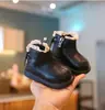 Botas Curtas para Bebê Menina 2026 Novo Outono Plus Veludo Pequenas Botas de Couro Meninas Solado Macio Sapatos Casuais de Moda Botas Martin para Meninas