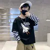 Camiseta de Manga Comprida para Meninos Outono 2025 Novas Blusas Casuais Falsas de Duas Peças Estilo Menino Camisetas Listradas