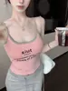 Regata estilo americano com blocos de cor, estampa de letras e bojos embutidos, adequada para usar como peça externa, com busto estilo cartoon e lindo design nas costas.