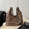 Bolso de Terciopelo Artístico Casual Estilo Japonés Nuevo en Moda Estampado de Leopardo Bolso de Mano de Moda Simple Bloques de Color Bolso de Hombro Único para Mujer