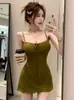 Vestido con tirantes multicolor estilo vacacional para mujeres petite, con detalles fruncidos, diseño de cintura con lazo y una silueta línea A que estiliza, perfecto para unas vacaciones en la playa.