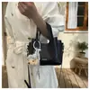 A bolsa bucket popular deste ano, com estampa de pedra, é uma bolsa de mão de alta moda, única, moderna, simples e estilosa, com um design distinto, adequada para usar no ombro ou na transversal.