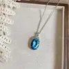 Brincos pendentes ovais de zircônia cúbica super brilhantes, um luxuoso conjunto de joias de alta costura apresentando um delicado colar e anel.
