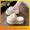 Sandálias Plataforma Slip-On Versáteis de Solado Grosso para Aumentar a Altura 2026 Verão Novo Meio Chinelos Doces com Renda Laço de Pérola para Mulheres
