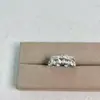 Anillo de Verano Nuevo Geométrico Hueco de Doble Capa Mariposa Blanco Plateado para Mujer, Lujo Ligero, Personalidad, Temperamento, Tacto de Alta Gama, Anillo para el Dedo, Moderno