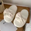 Sapatos de Algodão Doces e Fofos para Meninas com Laço e Pelo, Novo Estilo de Inverno, Aquecimento para Casa, Chinelos Abertos com Tira Única