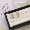 Brincos Retrô Estilo Corte Francês Femininos Prata Flores Irregulares Brincos de Alto Padrão Nicho Elegantes Brincos da Moda
