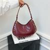 Moda Transfronteiriça 2026 Verão Nova Bolsa de Ombro Feminina Estilo Europeu e Americano Bolsa de Mão com Rebites Bolsa de Braço Macia Retrô