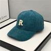 Gorra de pana con letra R para pareja, gorra de béisbol para hombre y mujer, gorra coreana de moda para cabeza grande, todo para combinar, otoño e invierno, venta al por mayor