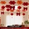 Accesorios de decoración para la habitación de bodas, incluyendo artículos para el dormitorio de los novios, decoraciones para la pared del cabecero y una variedad de suministros de boda para crear una atmósfera festiva.