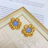 Pendientes antiguos de flores grabadas de mediados de la antigüedad, chapados en oro, con flores huecas frescas, pendientes de color transparente dulce.