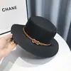 Chapéu de palha de topo plano de estilo francês para mulheres Guarda-sol de verão de palha de tecelagem de borda plana para viagens e férias Chapéu de sol de praia à beira-mar