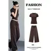 Conjunto casual de top de manga curta e calça pantalona na cor café marrom para mulheres, estilo sportswear casual "old money" americano, um conjunto completo deslumbrante