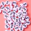 Cuentas planas acrílicas con letras en inglés, 4 x 7 mm, color blanco y negro, ideales para manualidades de educación temprana para niños. Oferta especial en Amazon.
