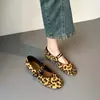 Aumento de Altura de 4 cm~2026 Nuevos Zapatos Planos de Ballet Redondos de Estilo Retro de Nicho con una Sola Correa Zapatos Mary Jane Estampado de Leopardo para Mujer