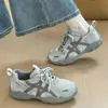 Zapatillas de Entrenamiento Alemanas Retro de Suela Gruesa para Mujer Modelo Nuevo 2026 Malla Gris Transpirables Casuales Zapatillas Versátiles que Aumentan la Altura Zapatos para Senderismo