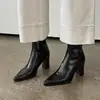 Elegantes, estilizadas y refinadas botas de punta fina ajustadas para el día a día de mujer, Otoño/Invierno 2026, tacón alto grueso, punta fina, botines elásticos de piel de oveja